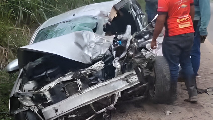 Acidente gravíssimo entre carro e carreta deixa feridos na BR-381 em Santana do Paraíso