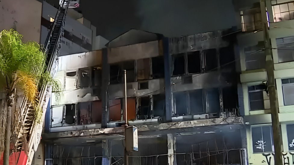 Incêndio em pousada deixa dez mortos em Porto Alegre