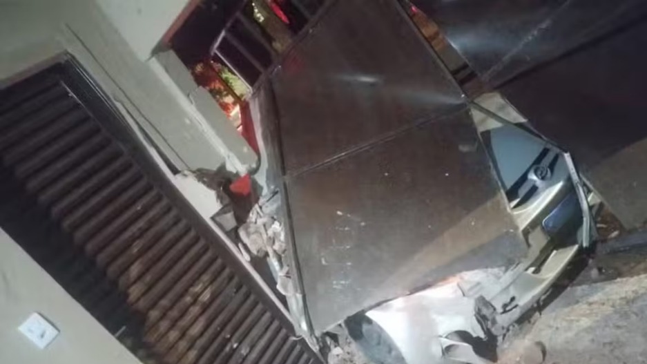 Mulher embriagada e sem habilitação bate em muro de casa em MG