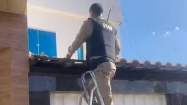 Militares tiveram que colocar escada para resgatar a vítima — Foto: Divulgação / PM