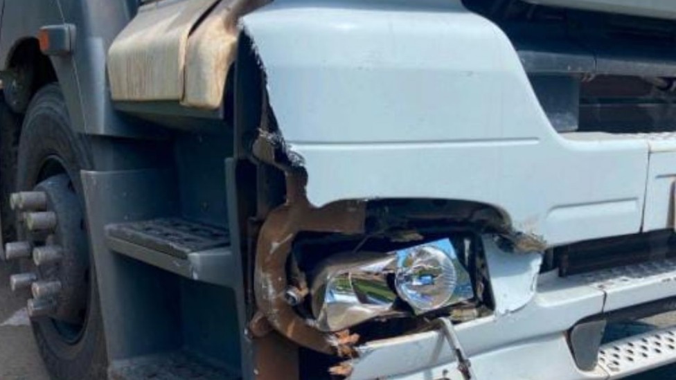 Batida entre caminhão e caminhonete deixa uma pessoa ferida em Ipatinga