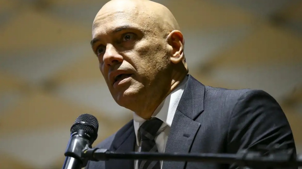 Moraes nega pedido para isentar X no Brasil de ordens judiciais