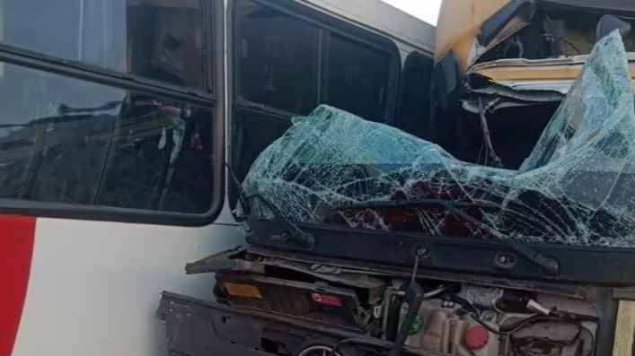 Caminhão bateu na traseira do ônibus — Foto: CBMMG