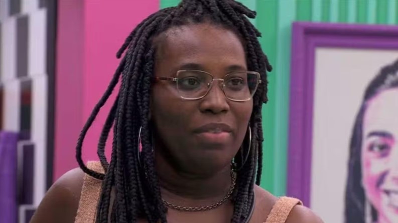 Ex-BBB Leidy Elin enfrenta insultos de hater em praia carioca
