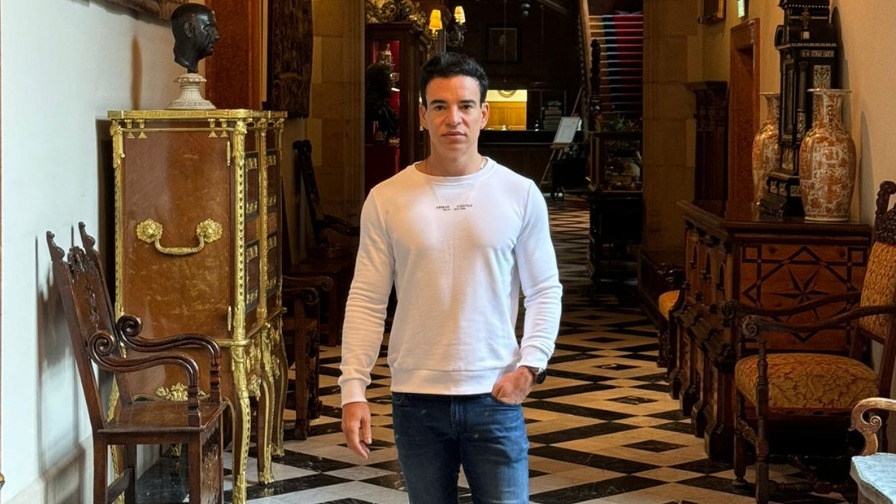 Para participar da maior feira fitness do mundo, Anderson Franco se hospeda em castelo