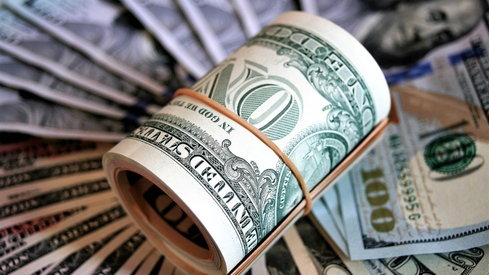 Real valoriza frente ao dólar após decisões do Fed e elogios da Moody's ao Brasil