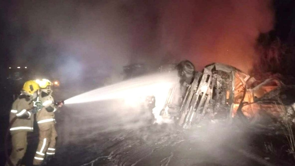  colisão entre carro e carreta na LMG-628 provoca incêndio fatal