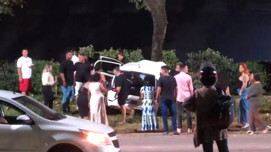 Motorista fica preso em ferragens após colisão com árvore em Ipatinga