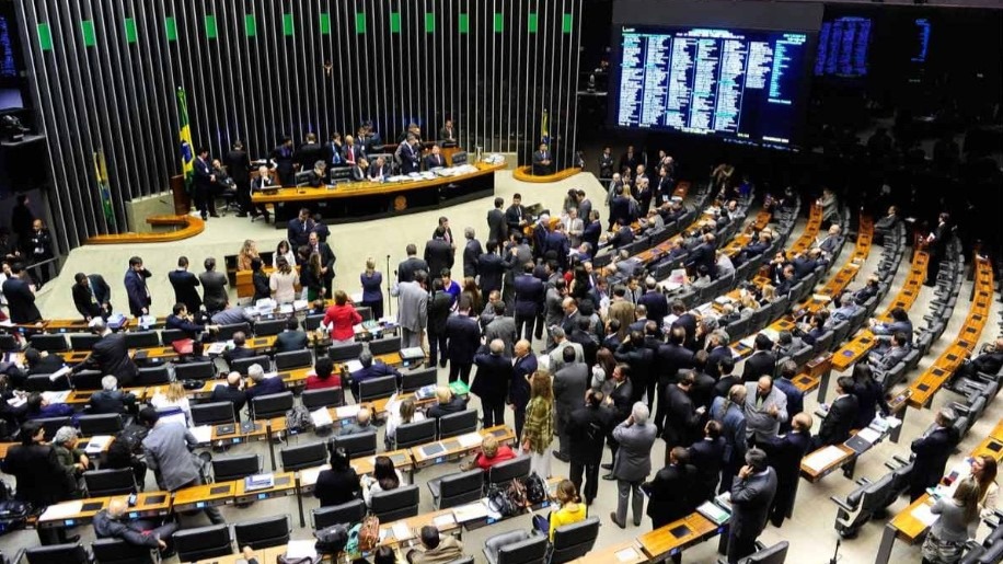Congresso mantém veto de Bolsonaro à punição de fake news em eleições