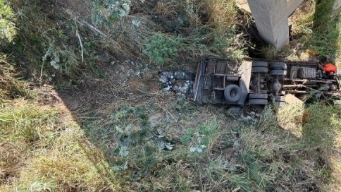 Vídeo: motorista morre esmagado após caminhão cair de ponte em rodovia de MG