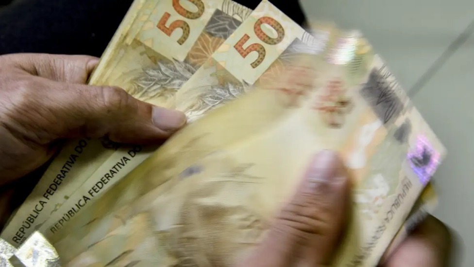 INSS começa a pagar 13º antecipado a quem recebe acima do mínimo
