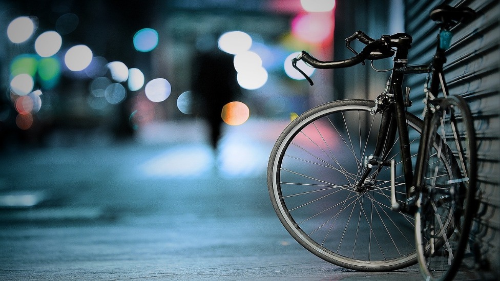 Homem cai de bicicleta e dá facada em pessoa que supostamente riu dele em MG 