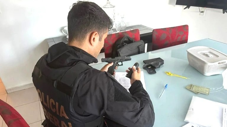 Polícia Federal desencadeia operação contra PMs e CACs envolvidos em venda iegal de armas