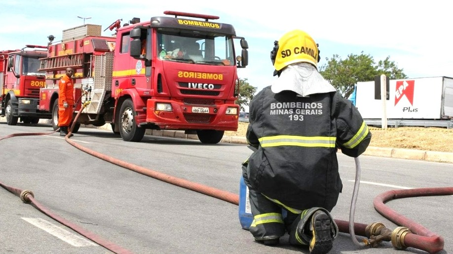 Bombeiros contêm incêndio iniciado por inquilino no bairro Aparecida