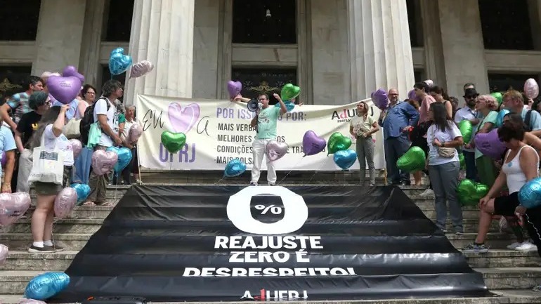 Governo propõe aumento de 13% a 31% a professores até 2026