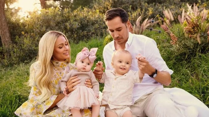 Paris Hilton revela uso de "barriga falsa" durante gestação de seus filhos por barriga de aluguel