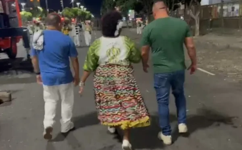 Minutos antes de desfilar, mulher é presa na Sapucaí