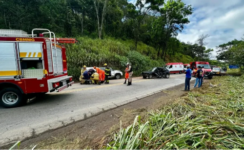 Dois feridos em colisão frontal na BR-381, em Santana do Paraíso