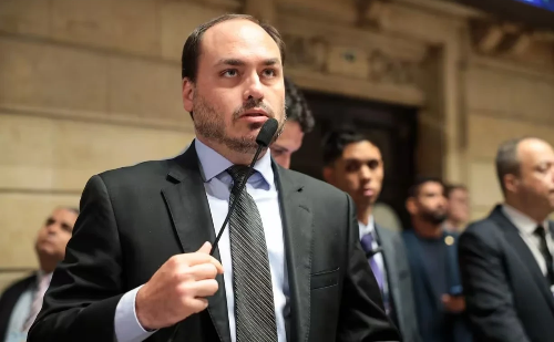 Carlos Bolsonaro critica possível candidatura de Tarcísio em 2026