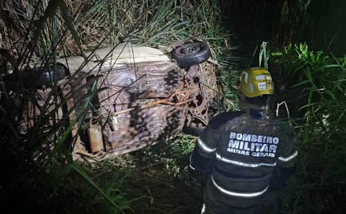 Corpo de homem desaparecido é achado sob carro capotado na BR-499