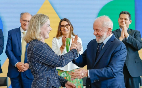 Gleisi Hoffmann sai em defesa de Lula após fala sobre 'mulher bonita'