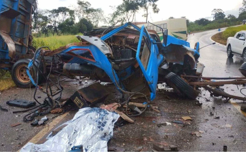 Colisão entre caminhão e ônibus na BR-146 mata dois em Minas Gerais