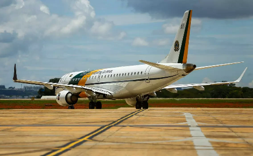 Vento forte faz avião de Lula arremeter antes de pouso