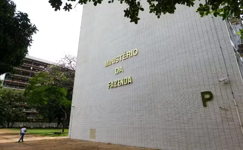 Governo revisa projeção de inflação para 4,9% e alerta sobre incertezas externas