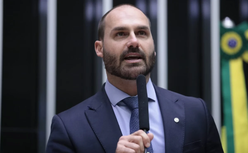 Eduardo Bolsonaro se licencia por 120 dias da Câmara e decide permanecer nos EUA