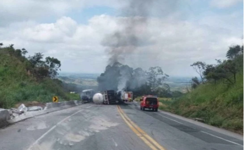 Acidente com carretas na BR-262 deixa motorista carbonizado e interdita via há mais de 20 horas