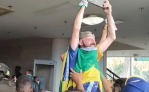 Preso em MG foragido que furtou réplica da Constituição durante invasão em Brasília