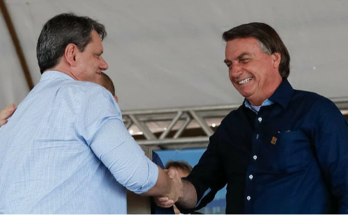 Tarcísio parabeniza Bolsonaro e o chama de 'maior liderança do país'