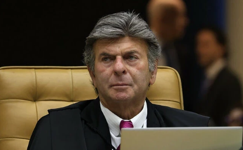 STF suspende julgamento de mulher que pichou estátua com frase polêmica