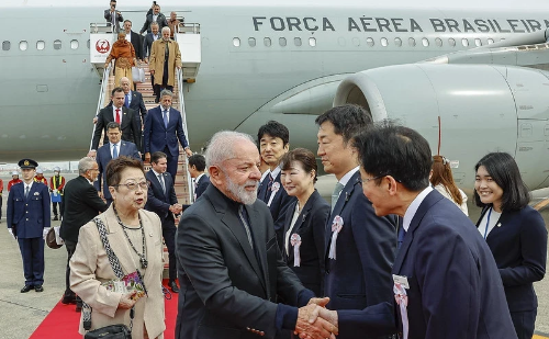 Lula desembarca no Japão com comitiva lotada de políticos e empresários