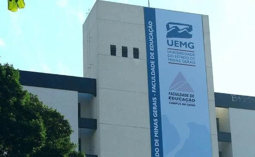 Professores da UEMG fazem paralisação por melhores condições e salários