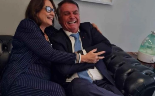 Damares comete gafe ao publicar mensagem sobre encontro com Bolsonaro
