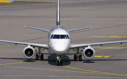 Brasil fecha venda de 20 jatos da Embraer ao Japão e mira etanol na aviação