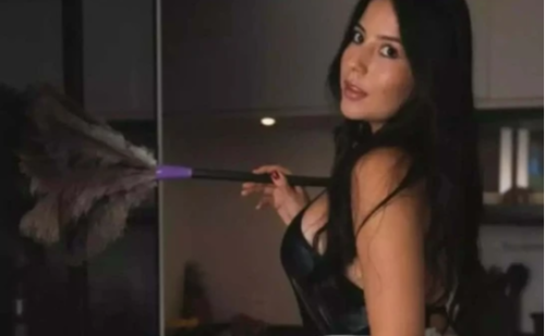 Influencer lucra R$ 40 mil por mês fazendo faxina sem roupa