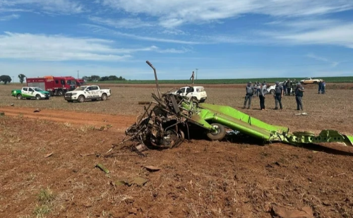 Avião agrícola cai durante pulverização e piloto morre no interior de SP
