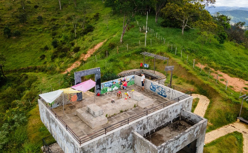 Projeto EcoArte revitaliza mirante histórico em Marliéria