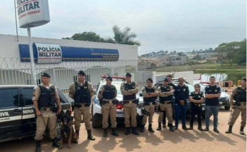 Homem mata ex-namorada em aniversário e foge com comparsa armado