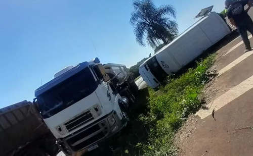 Motorista alega sol forte antes de acidente fatal entre van e caminhão em SP