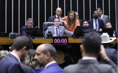 Derrota dupla: Câmara barra urgência de anistia e aprova verba contra seca