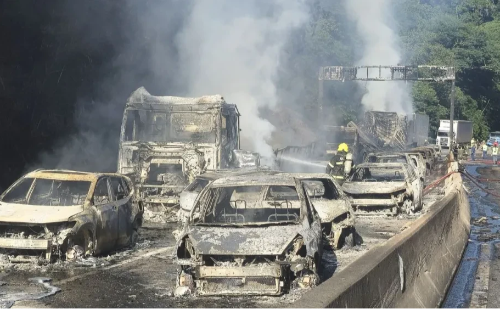 BR-101 segue bloqueada após incêndio com 22 veículos em SC