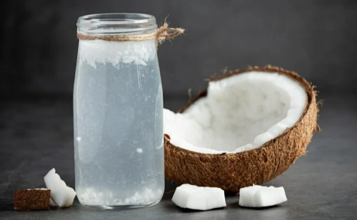 Idoso morre após beber água de coco estragada guardada por um mês