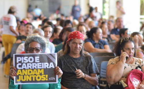 Servidores da educação cobram pagamento integral do piso em MG