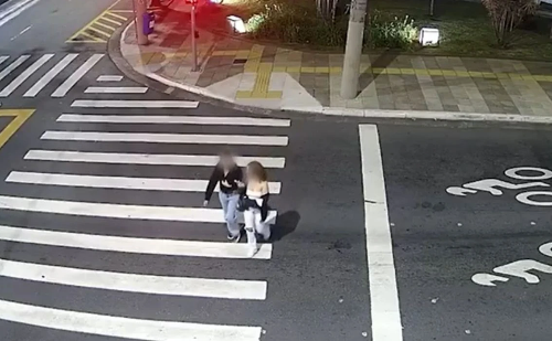Jovens de 18 anos morrem após serem lançadas a 50 metros em atropelamento na faixa