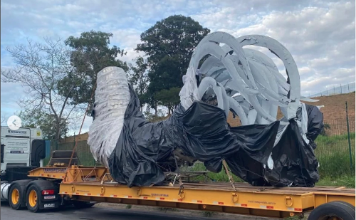 Estátua de galo gigante de inox é instalada na Arena MRV