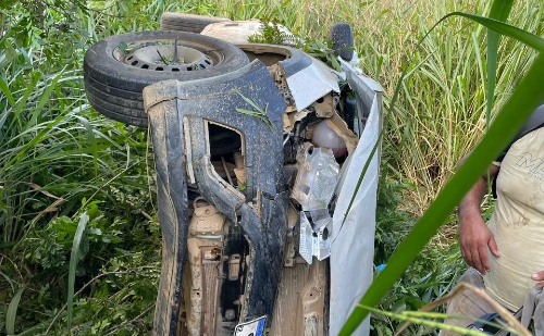 Veículos caem em ribanceira após desviarem de moto na BR-381, próximo a Belo Oriente