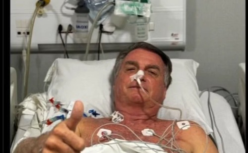 Bolsonaro posta foto nas redes sociais após ser internado às pressas com fortes dores abdominais